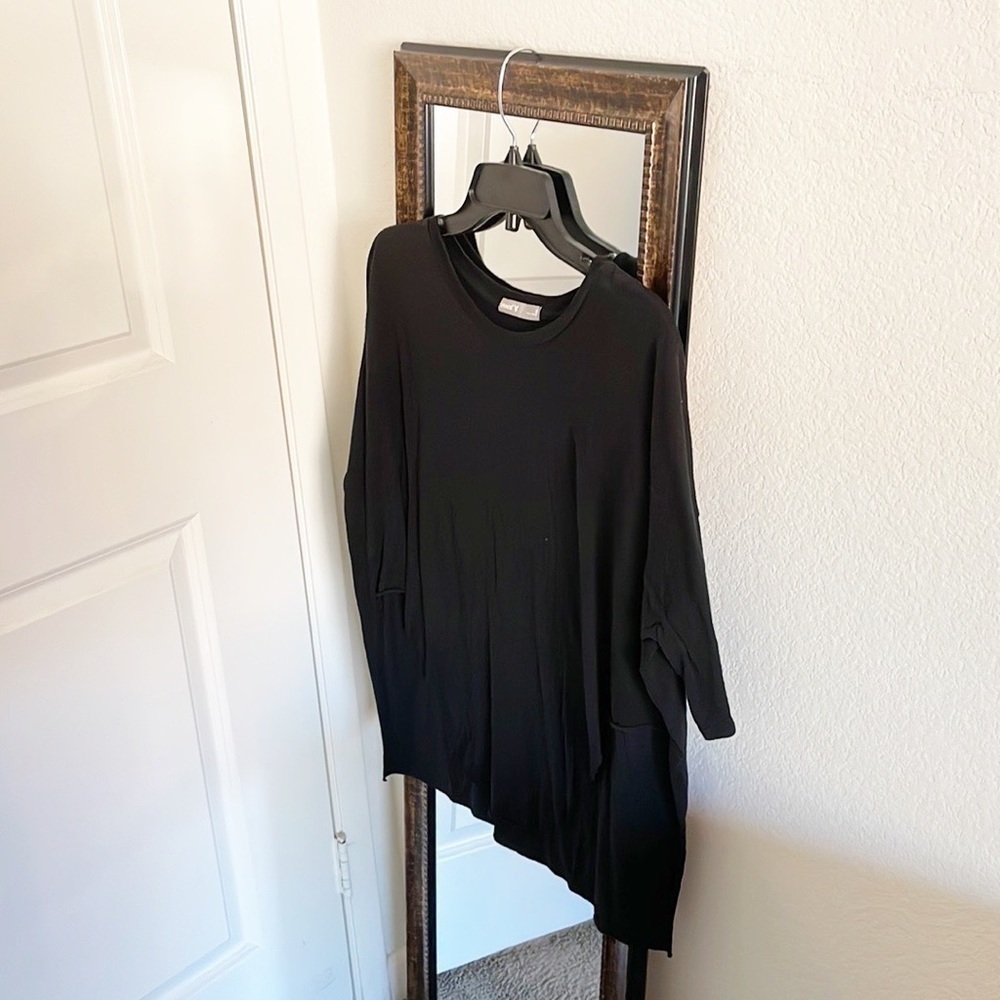 Tresics black thigh side slit basic tee